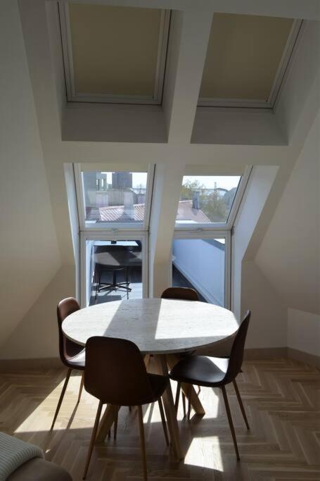 Luxury Apartment With A Balcony And View In Riga Old Town Buitenkant foto